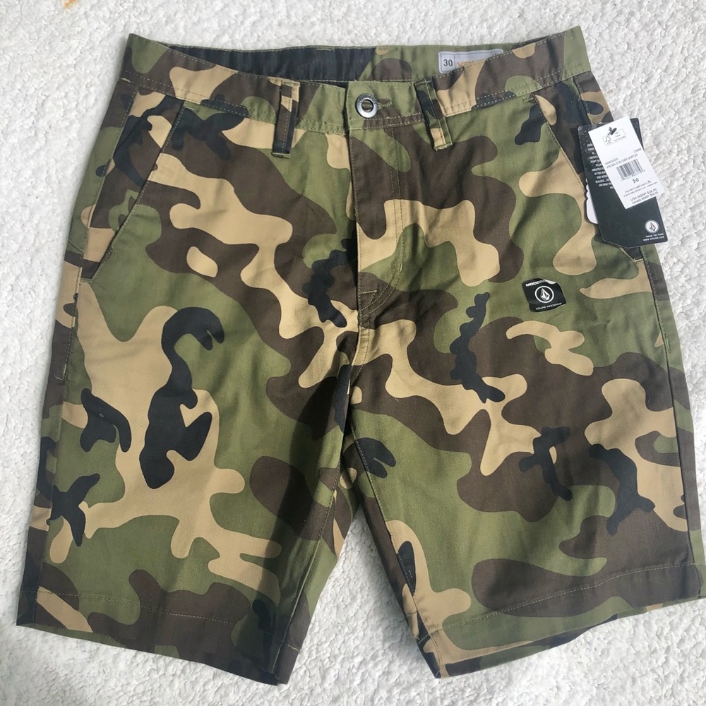 VOLCOM camo shorts ‘frickin stacker’ men’s 30 NWT green & brown 8.5” inseam NEW